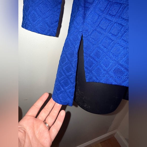 Dana Buchman Royal Blue Textured Keyhole Tunic Blouse Size M High Low Office - Picture 6 of 11
